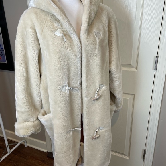 Vintage Marvin Richard Cozy Cream Faux Fur Coat - Picture 1 of 15